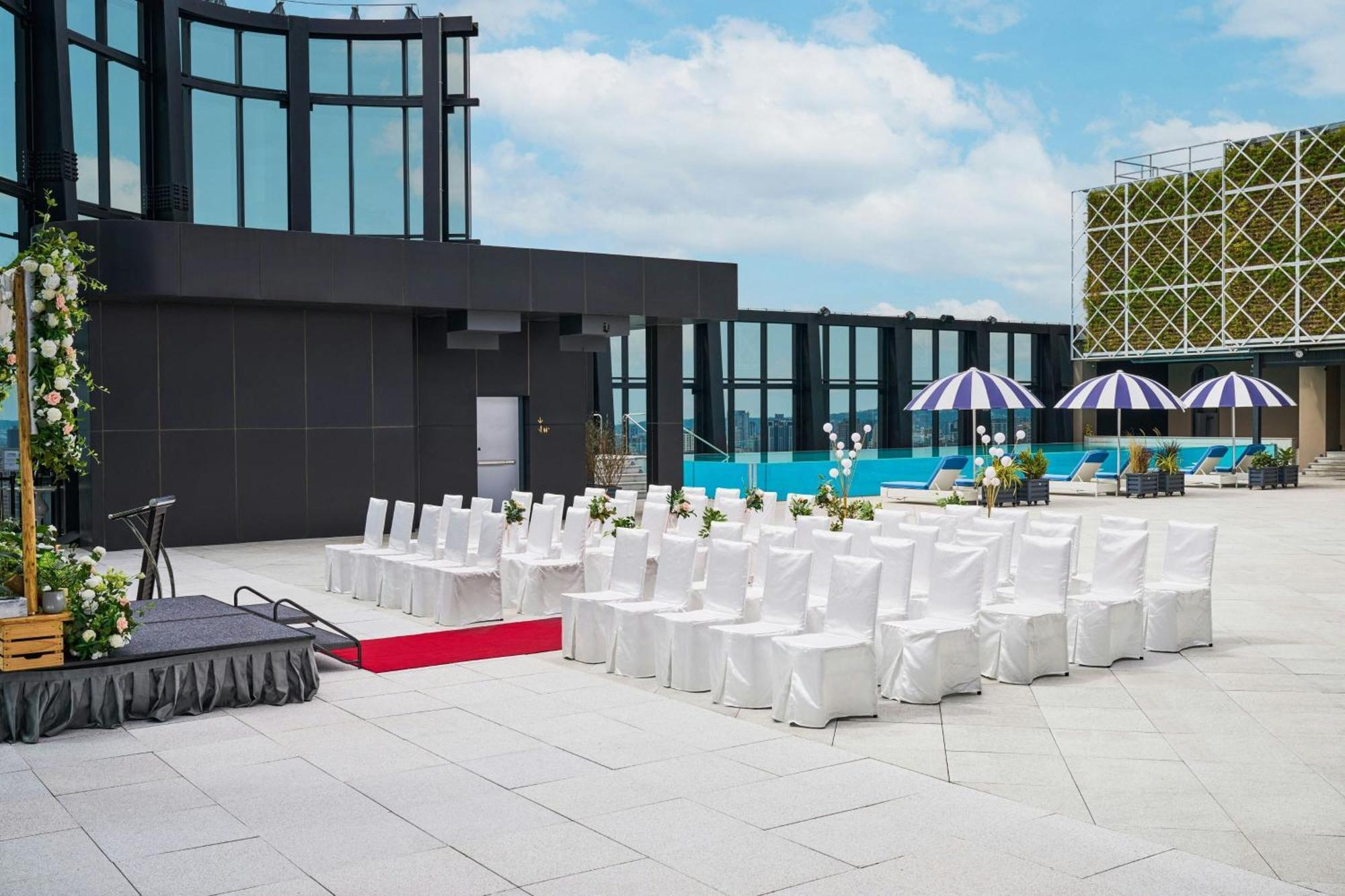 台中李方艾美酒店 外观 照片 The rooftop pool at the hotel
