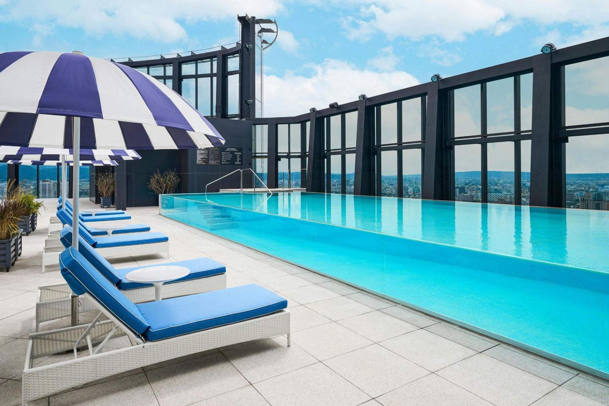 台中李方艾美酒店 外观 照片 The rooftop pool at The Westin
