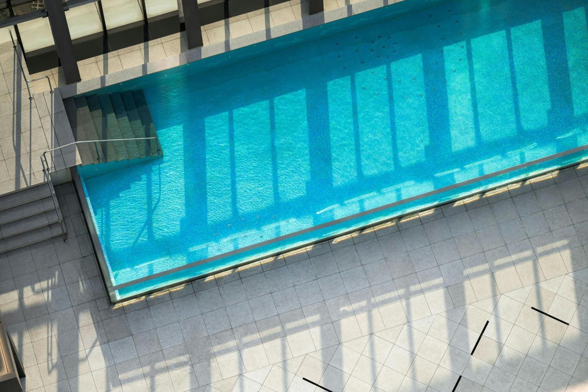 台中李方艾美酒店 外观 照片 The pool at the top of the hotel