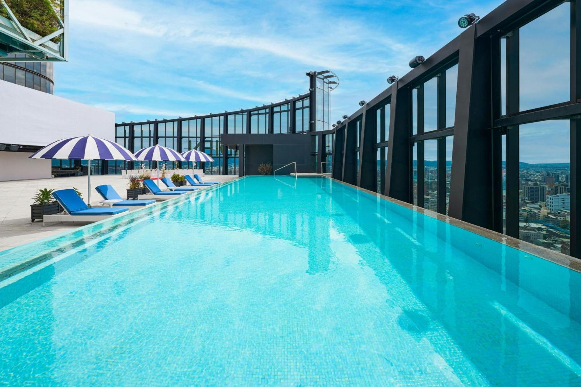 台中李方艾美酒店 外观 照片 The rooftop pool at the hotel