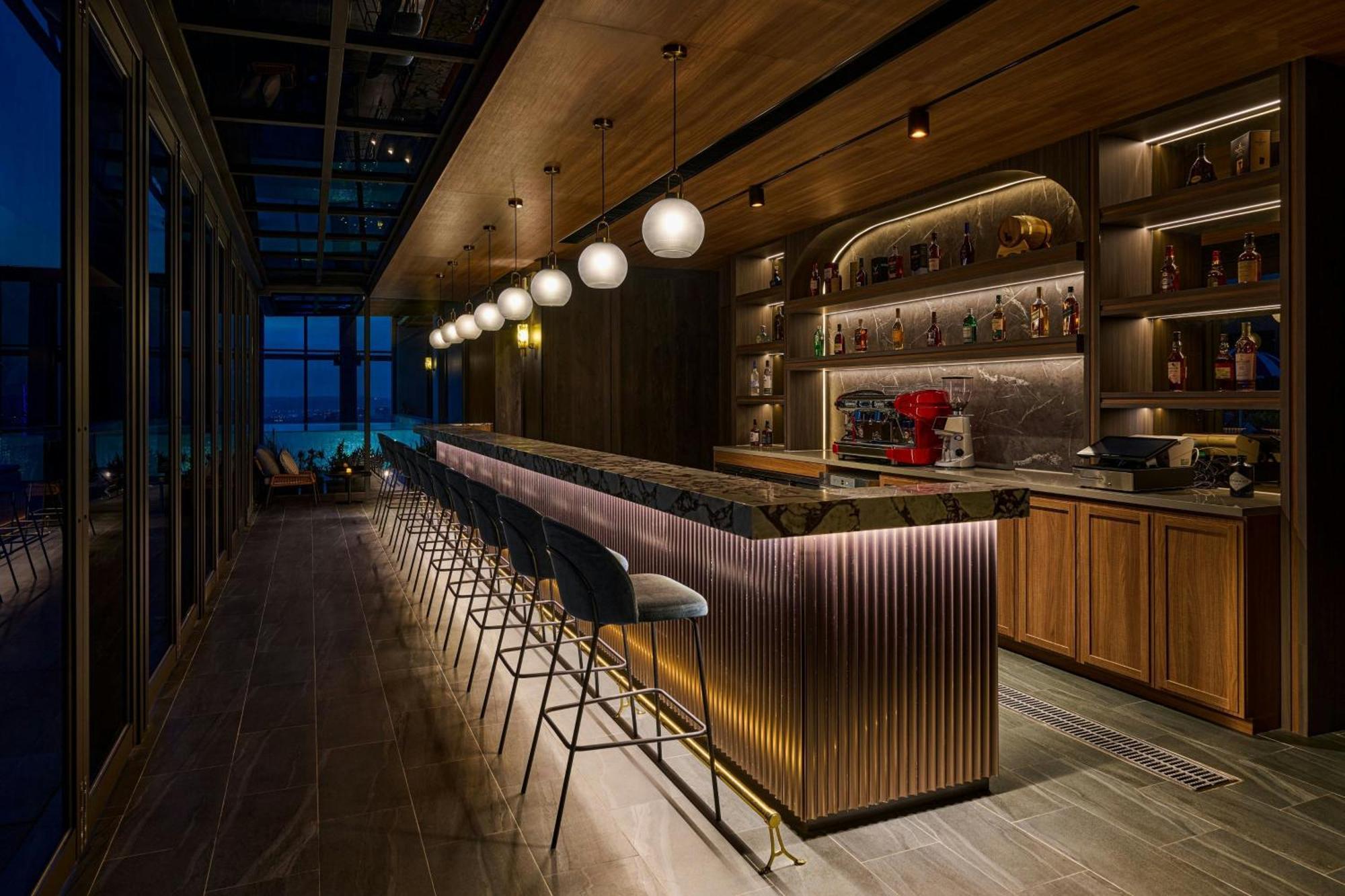 台中李方艾美酒店 外观 照片 The bar at the 360° Sky Lounge