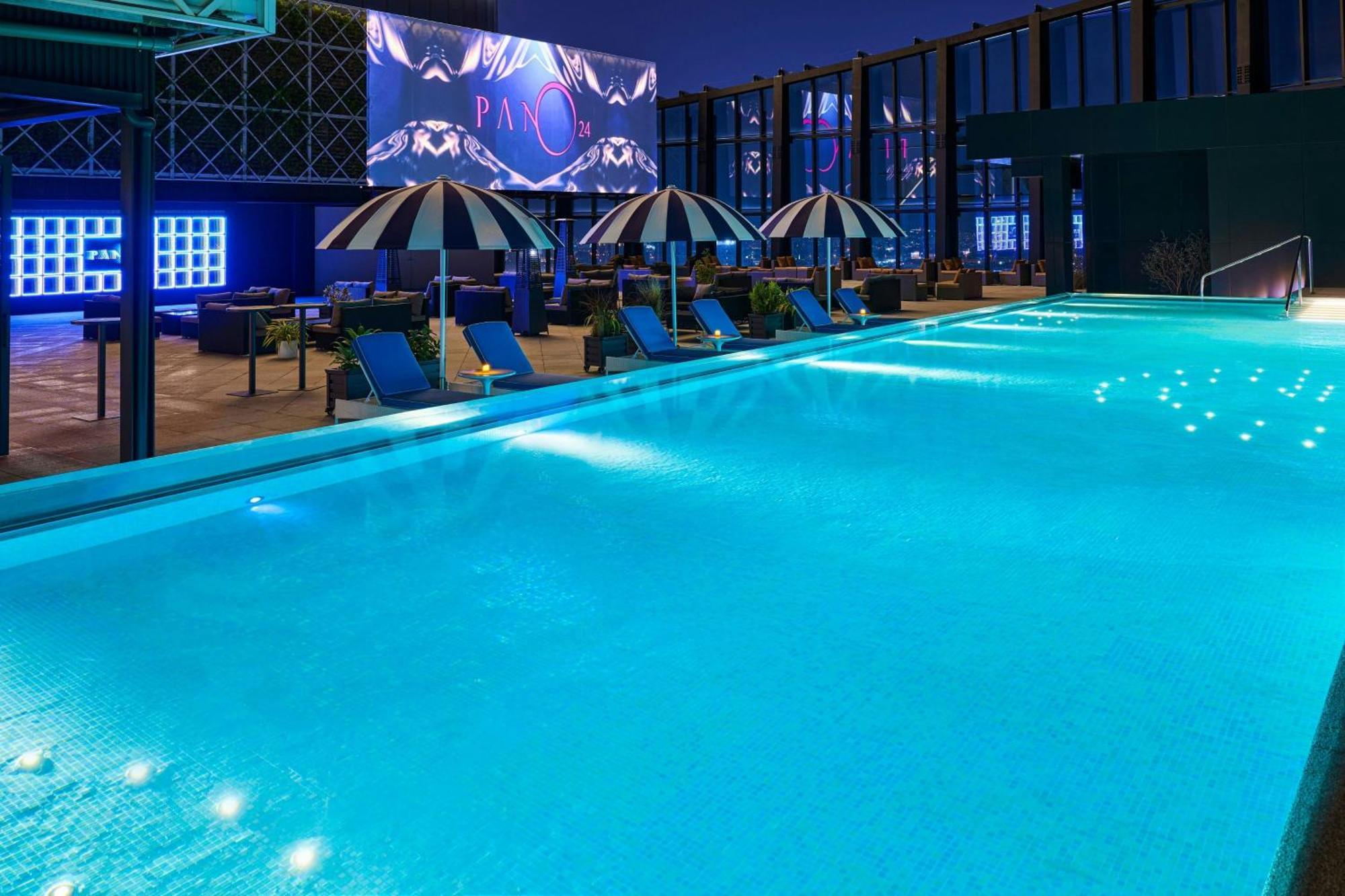 台中李方艾美酒店 外观 照片 The rooftop pool at the hotel