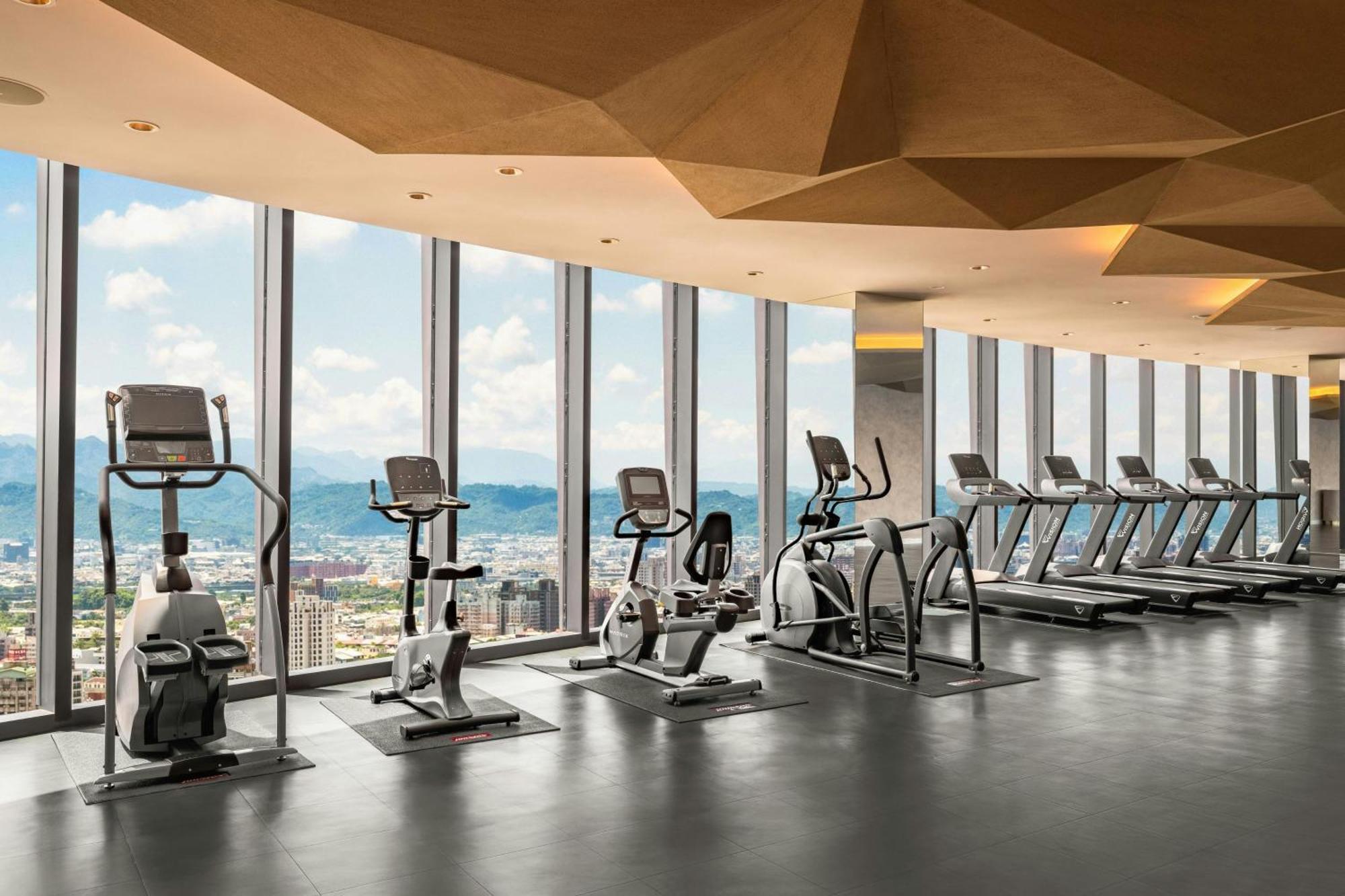 台中李方艾美酒店 外观 照片 The gym at the 39th floor