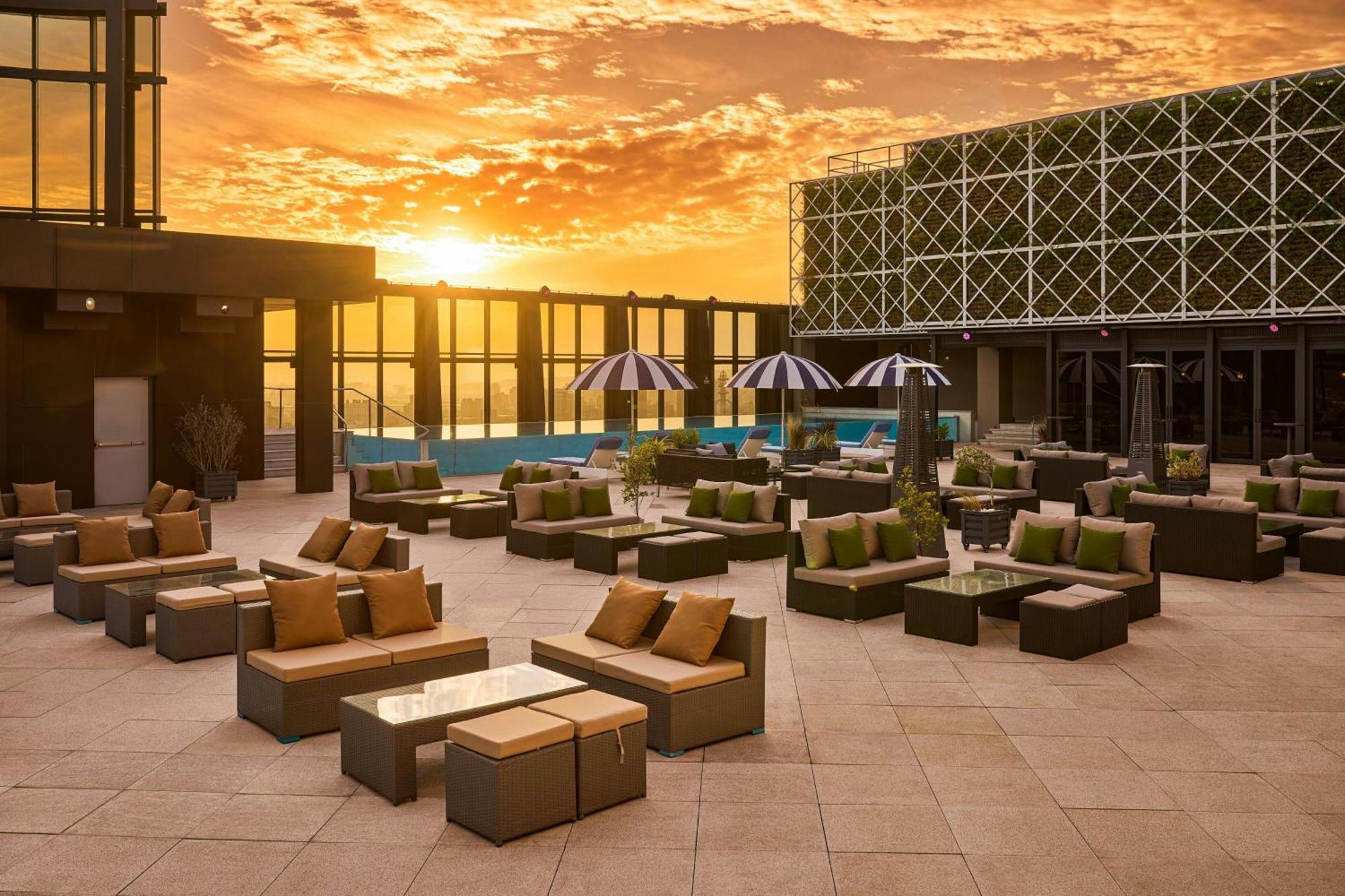 台中李方艾美酒店 外观 照片 The Sky Bar